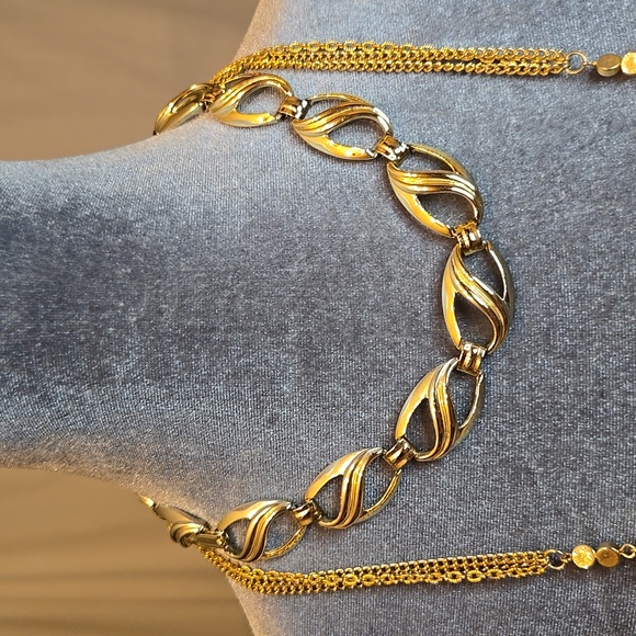 Bundle of 3 Gold-Tone Necklaces 2 Short & 1 Long Opera Length Chains - Picture 4 of 7